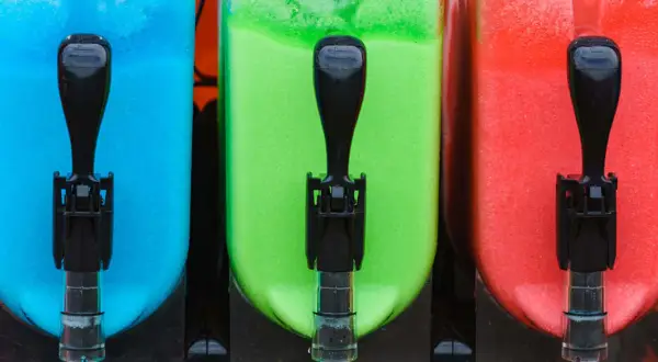 Tre behållare med blå, grön och röd slush. Perfekt för ett somrigt slush recept!