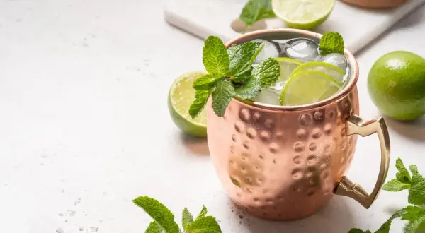 En kopp med is, lime och mynta, perfekt för vodka drinkar.
