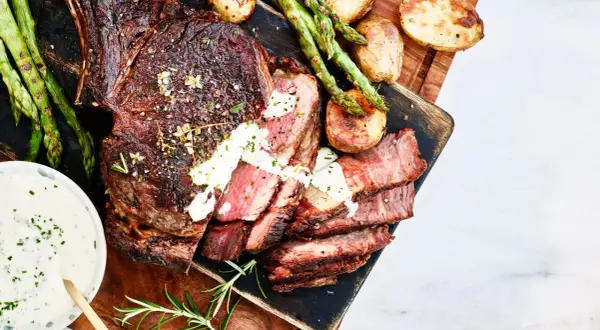 Perfekt grillad tomahawk med rostade potatisar och sparris. En festmåltid att grilla!
