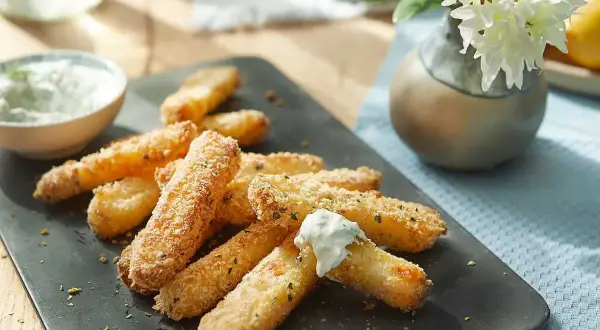 Krispiga stavar av halloumi i airfryer, serverade med en krämig dipp. Perfekt som tilltugg!