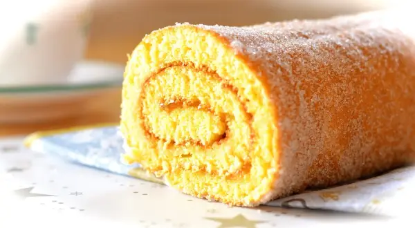 En saftig rulltårta med sockerströssel, perfekt för ett enkelt rulltårta recept.