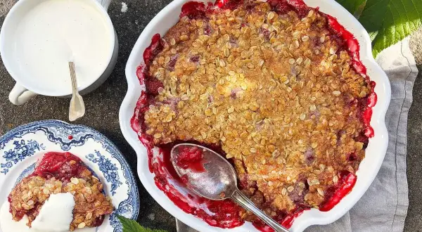 En härlig hallonpaj med krispigt täcke, serverad med vaniljsås. Ett perfekt hallonpaj recept för sommaren.