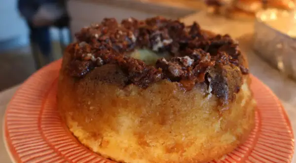En saftig sockerkaka med en härlig chokladtopping, serverad på en orange tallrik.