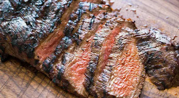 Perfekt grillad flankstek med saftiga, rosa skivor och härliga grillränder. En dröm för alla som älskar att grilla flankstek.