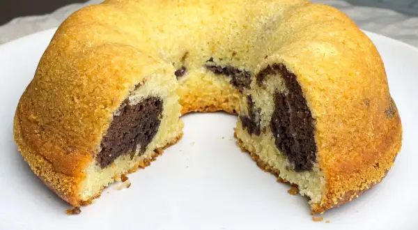 En saftig tigerkaka med chokladmönster, perfekt för fikat. Ett enkelt tigerkaka recept att följa.