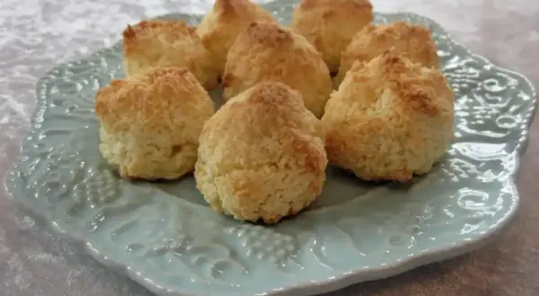 En tallrik med nybakade kokostoppar, perfekta för ett enkelt kokostoppar recept.