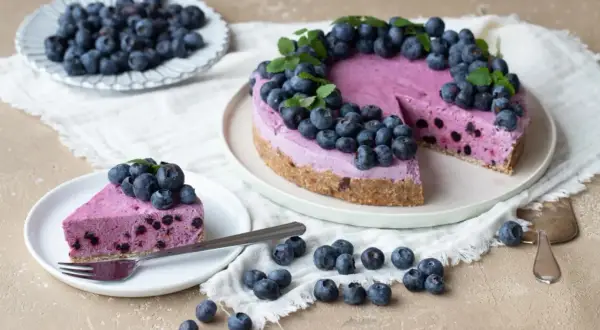 En ljuvlig blåbärscheesecake, perfekt för att baka snabbt fika. Garnerad med färska blåbär och mynta.