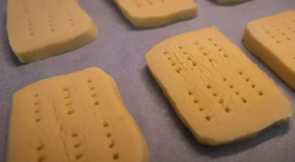 Färdiga att gräddas: rektangulära bitar av deg för shortbread recept, prickade med en gaffel.
