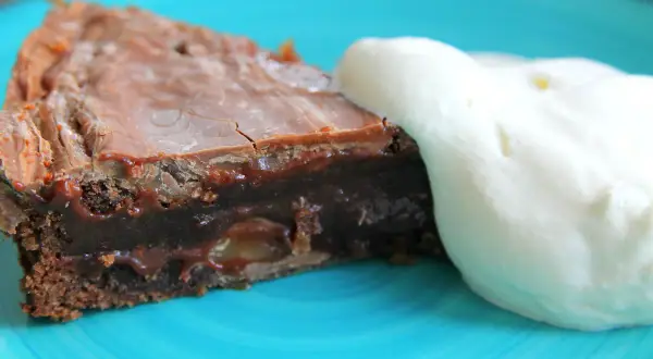 En bit kladdkaka med chokladglasyr och en klick vispgrädde. Perfekt för kladdkakans dag och andra dagar.