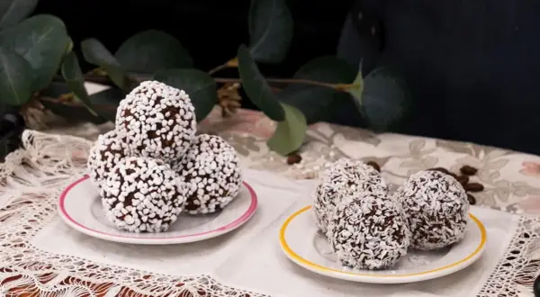 Chokladbollar recept: Mjuka, rullade i kokos och pärlsocker, redo att avnjutas.