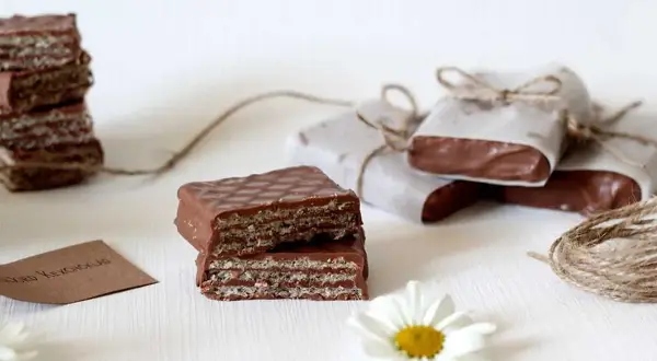 Chokladöverdragna mariekex, perfekt för ett enkelt mariekex recept. Vissa är inslagna i papper med snöre.