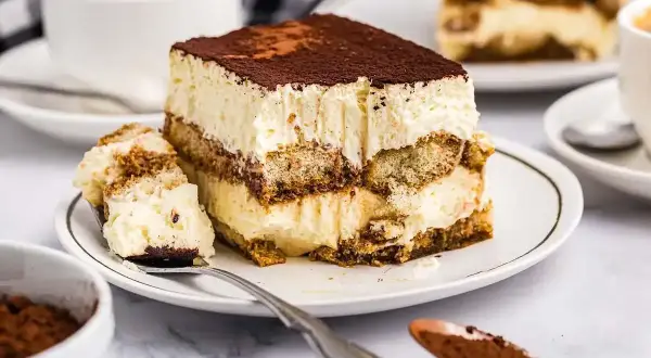 En bit krämig tiramisu med kaffe och kakao. Perfekt för ett enkelt tiramisu recept.