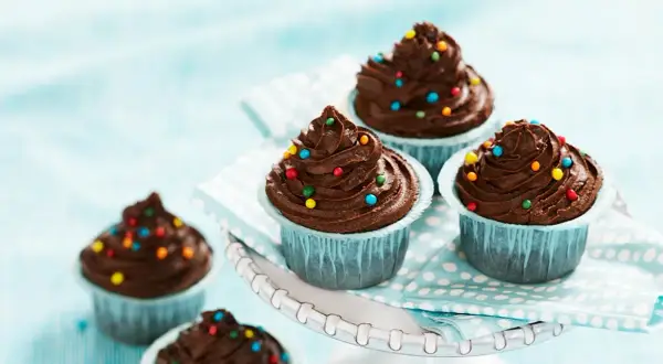 Färgglada choklad cupcakes med chokladfrosting och strössel. Perfekta för kalas eller fika.