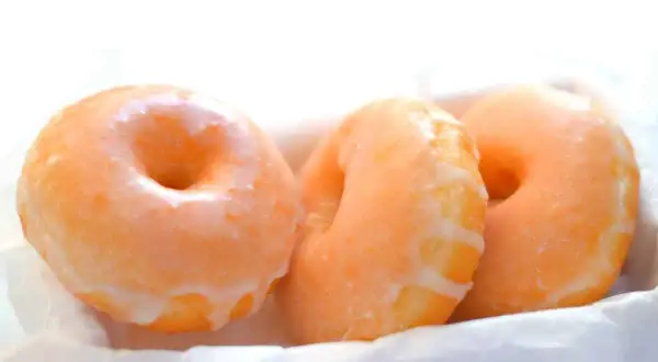 Tre glaserade munkar, perfekta för ett donuts recept.