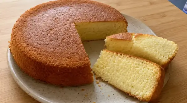 En gyllene sockerfri kaka med två skivor upplagda på en tallrik. Perfekt för en hälsosam fika.