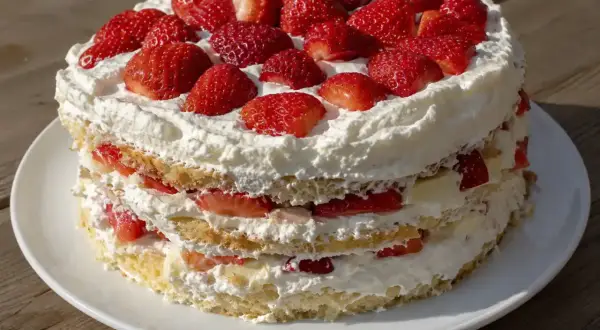 En härlig jordgubbstårta med riklig jordgubbstårta garnering, perfekt för sommaren.