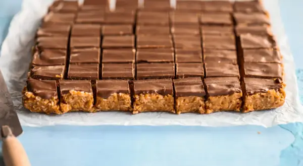 Chokladöverdragna bitar med krispigt innehåll, redo att avnjutas. Ett perfekt snickerskaka recept för fikat.