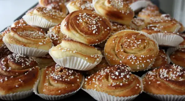 En hög med nybakade bullar med mandelmassa, toppade med pärlsocker. Perfekt för fikat!