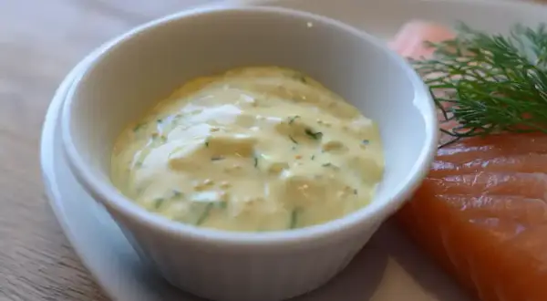 Krämig hjortronsås till lax, med dill och senapsfrön. En perfekt kombination för en lyxig måltid.