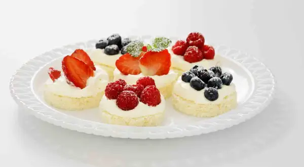 Små, enkla bakverk med grädde och färska bär som jordgubbar, hallon och blåbär. Perfekta för fika.
