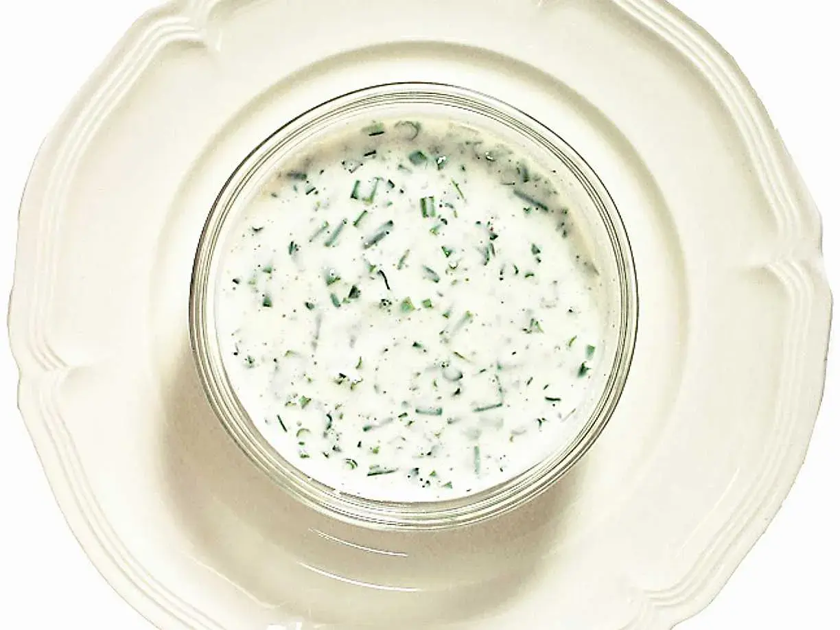 Kall sås till grillat, en krämig crème fraiche-baserad dressing med färska örter. Perfekt till sommarens alla grillkvällar.
