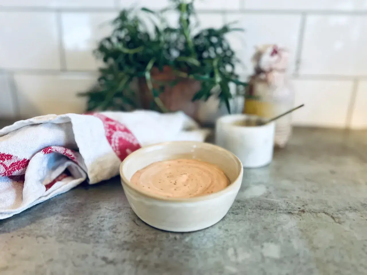 En skål med krämig Rhode Island dressing. Perfekt för salladen, som dipp eller som tillbehör till din favoritmat. Ett enkelt recept att prova!