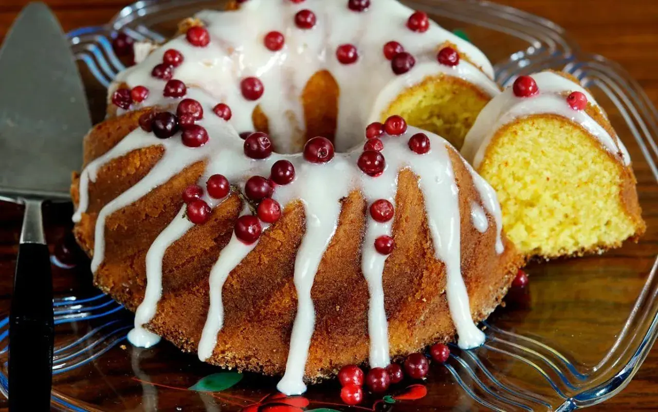 En saftig sockerkaka med vit glasyr och lingon. Perfekt för att testa ett nytt glasyr recept!
