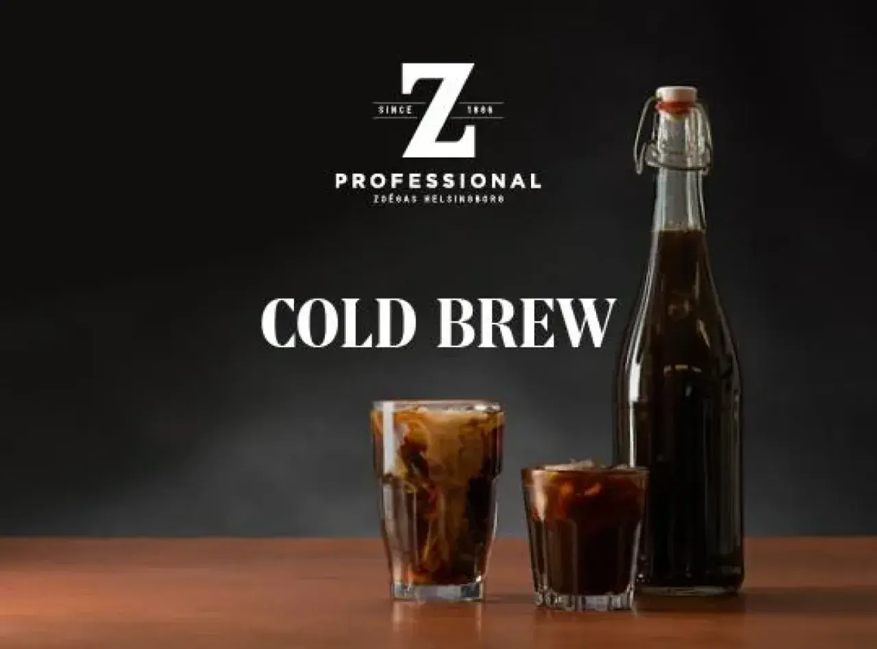 En flaska och två glas med iskaffe. Perfekt för ditt cold brew recept en varm sommardag.