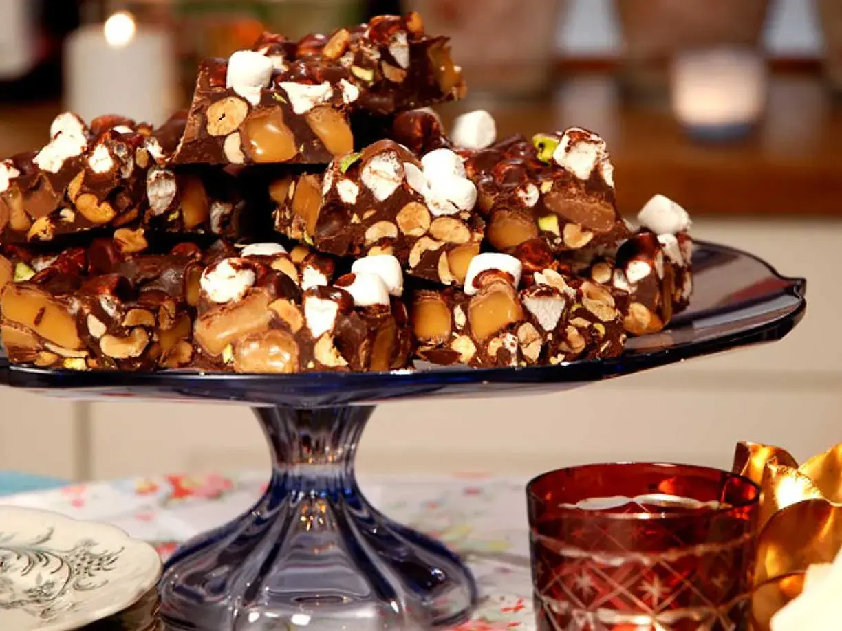 En hög med chokladbitar med nötter, karamell och marshmallows. En härlig rocky road-frestelse.