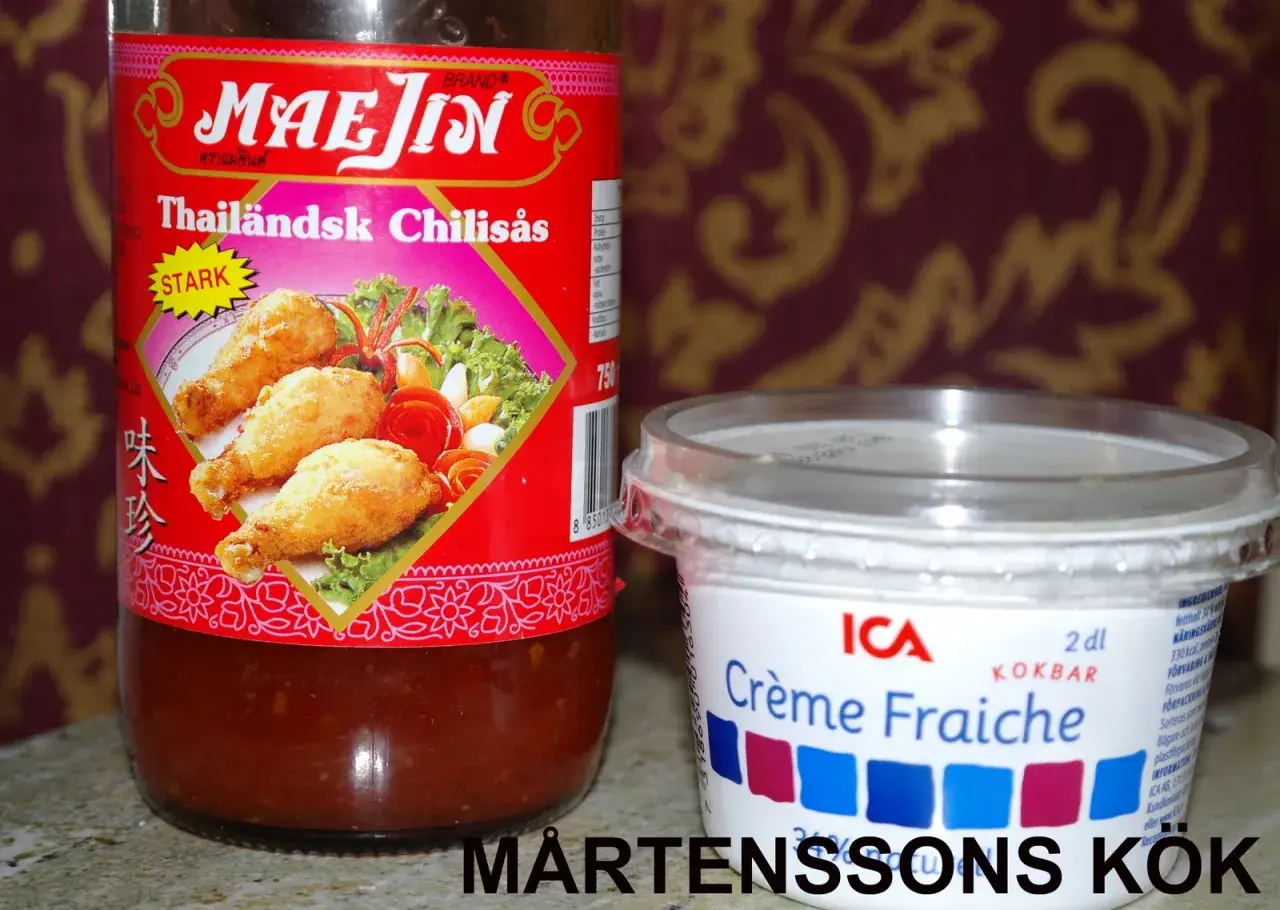 En flaska Mae Jin Thailändsk Chilisås och en burk ICA Crème Fraiche. Perfekt för en het och krämig smakupplevelse.
