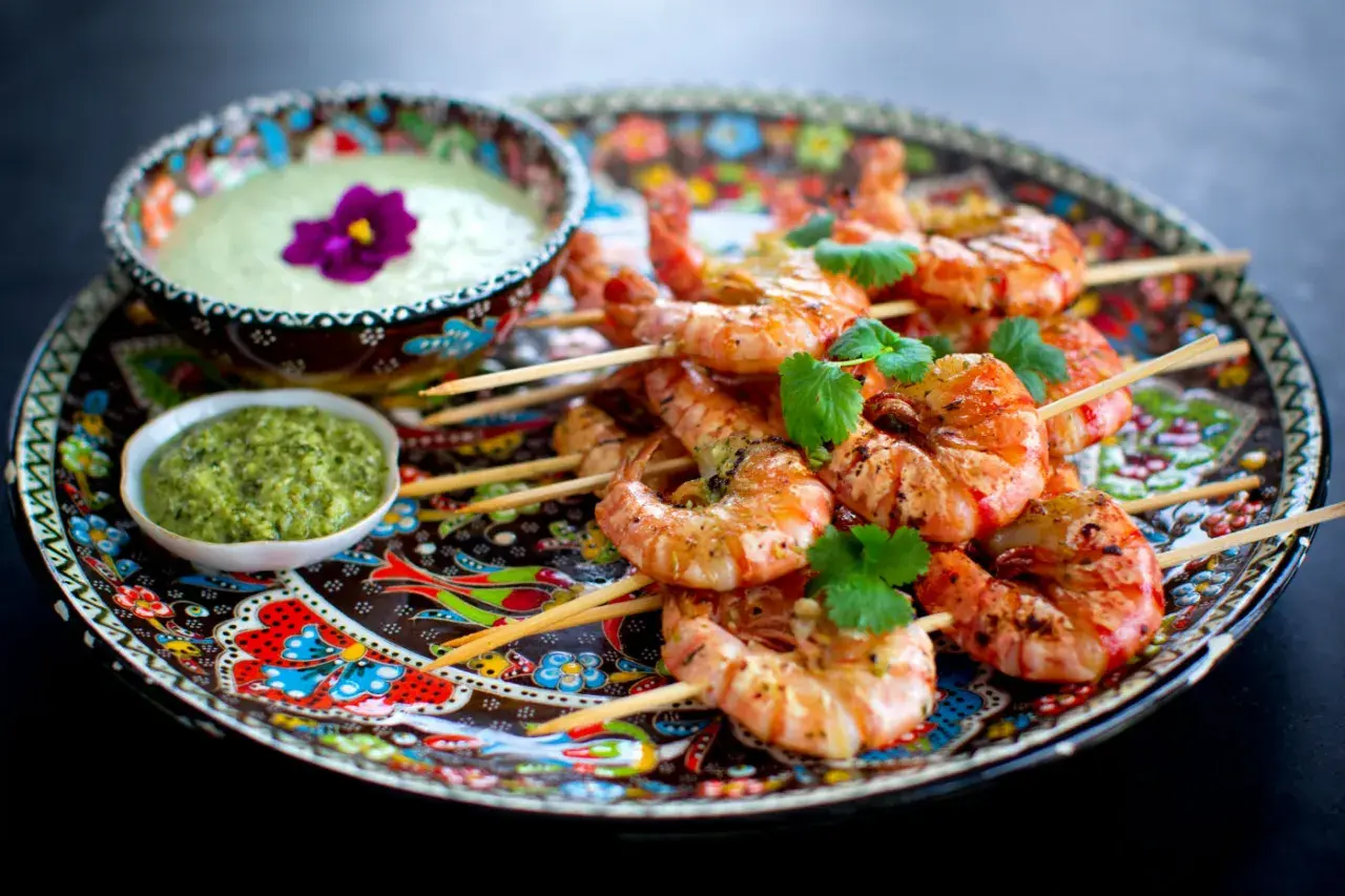 Grillade scampispett med en krämig dipp och örtig sås. Ett perfekt scampi recept för sommaren!