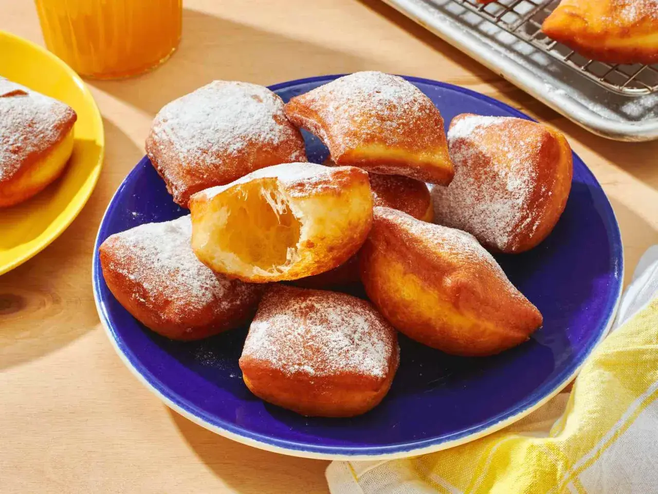 Färska, fluffiga beignets pudrade med florsocker. Ett perfekt beignets recept för hembakning.