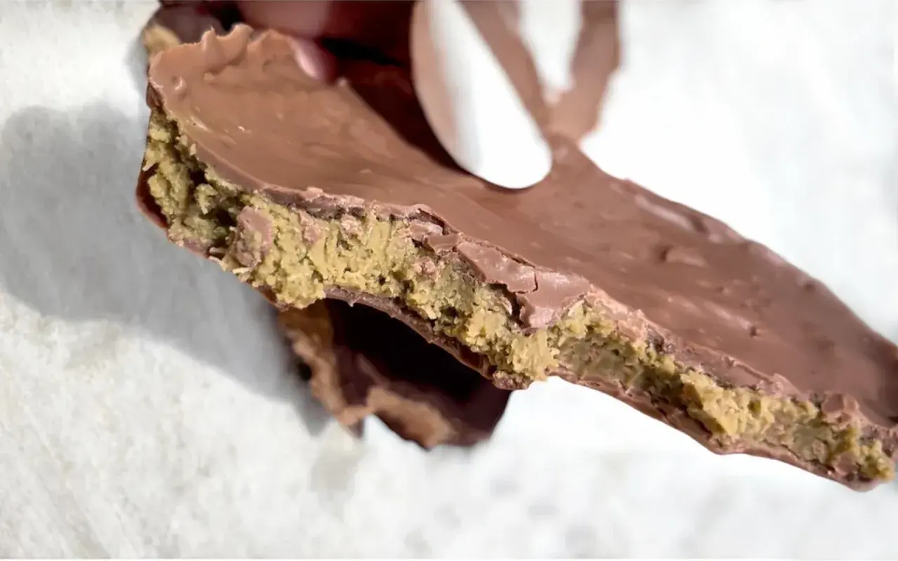 En bit chokladkaka med en krämig fyllning, perfekt för ett dubai choklad recept.