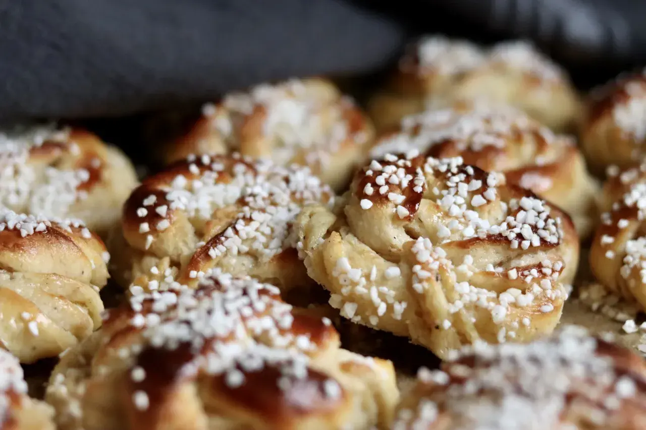 Nybakade vaniljbullar med pärlsocker, redo att avnjutas. Ett enkelt vaniljbullar recept för hembakning.