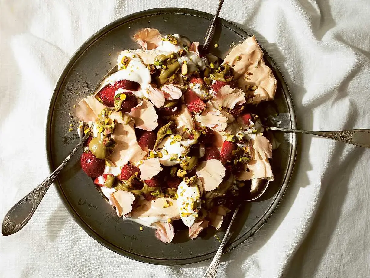 En härlig Eton Mess med jordgubbar, grädde, marängbitar och pistagenötter. Perfekt för en sommardessert.