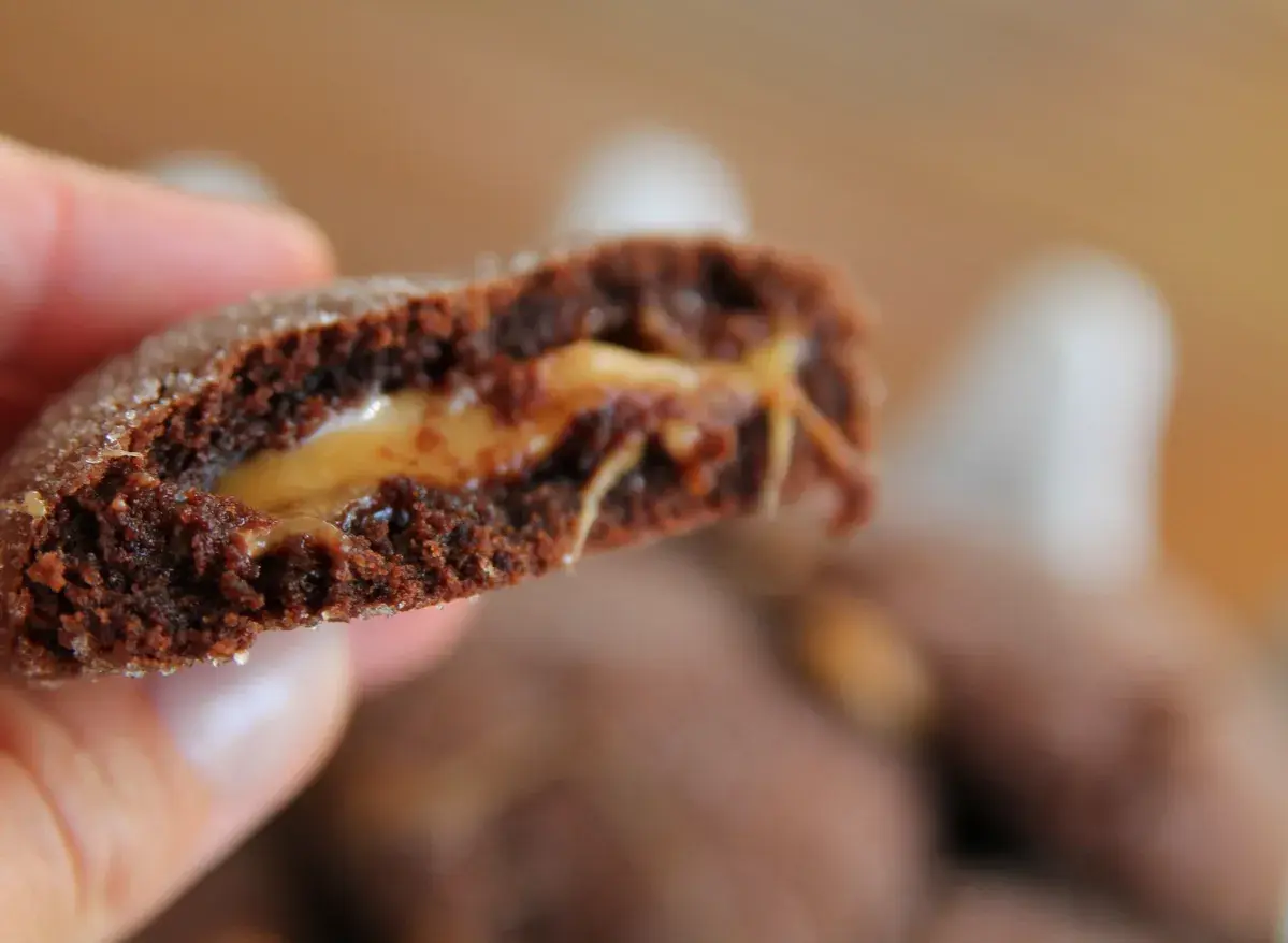 En chokladkaka med seg kola i mitten, perfekt för dig som söker ett gott dumlekakor recept.