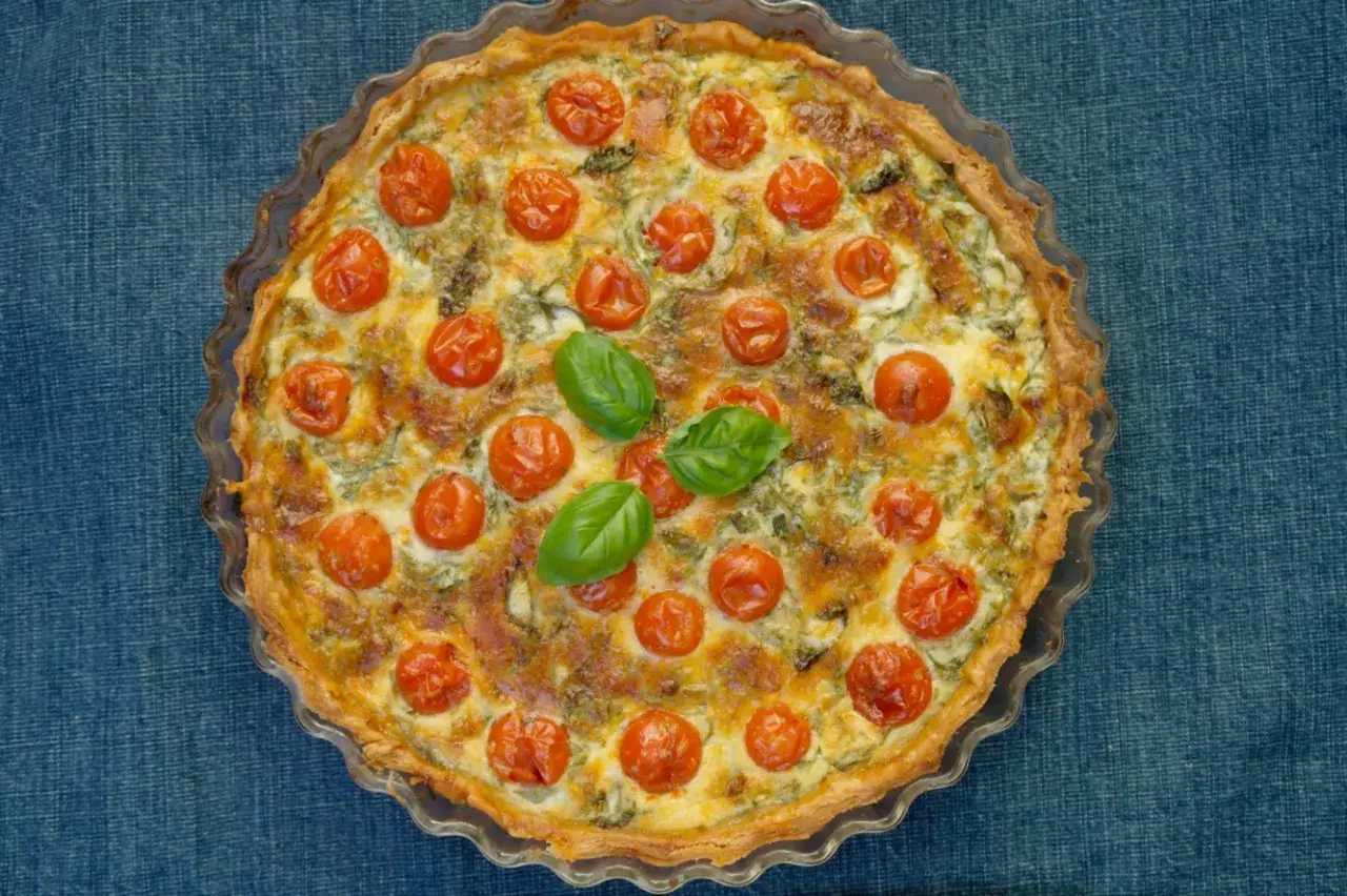 En gyllene matpaj med körsbärstomater och basilika, perfekt för ett somrigt matpaj recept.