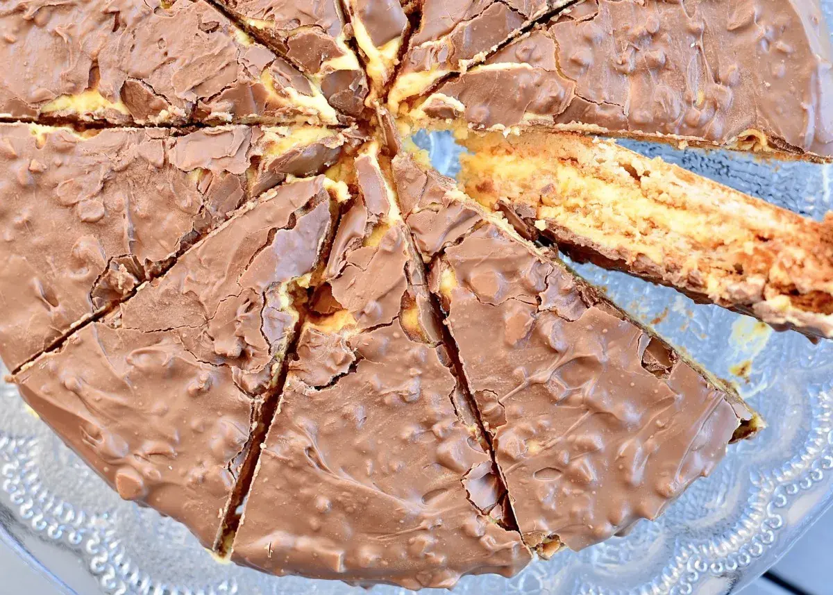 En saftig daimtårta, perfekt för fikat. Detta daimtårta recept är en favorit!