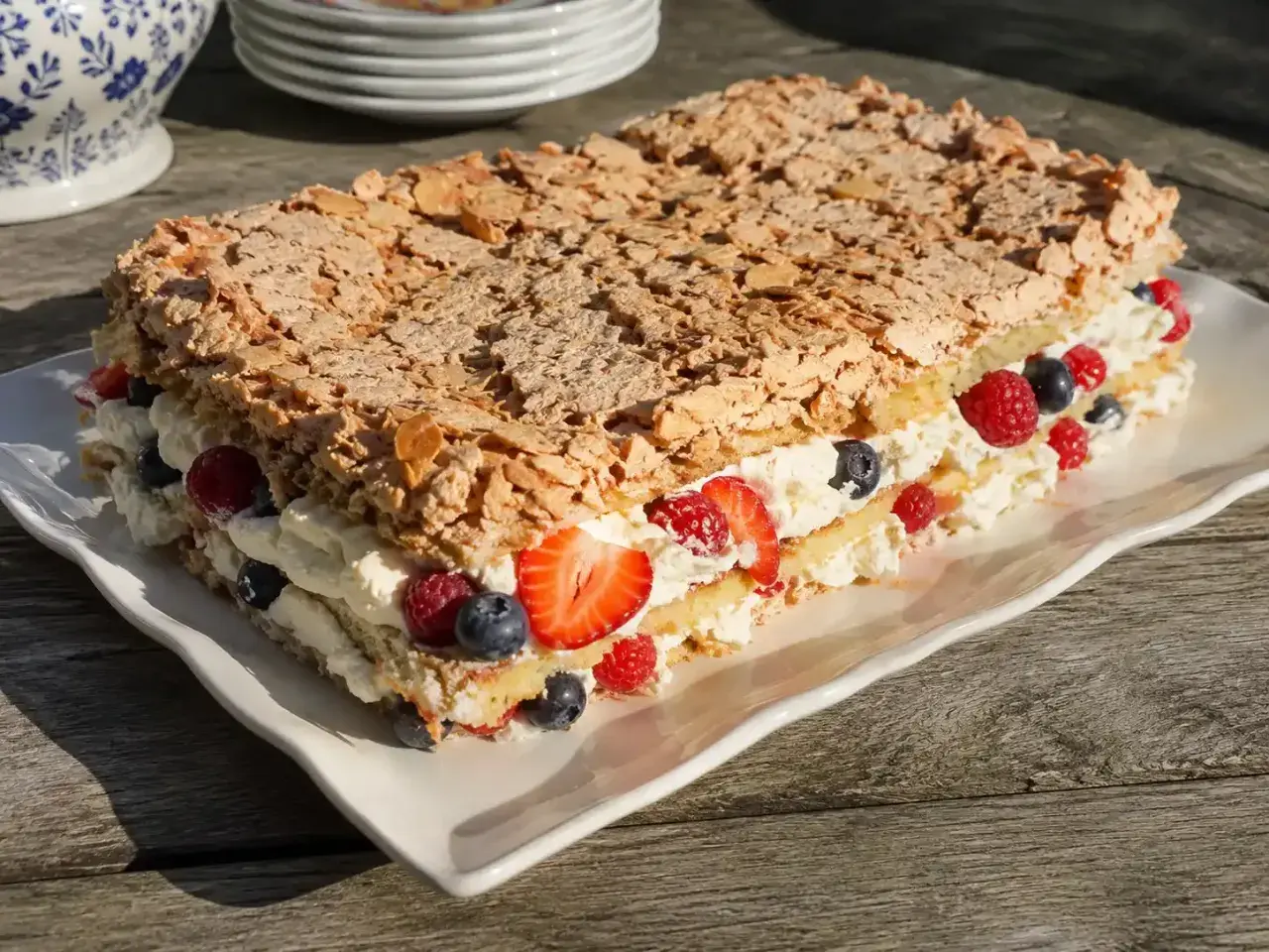 En härlig tårta med maränglock, grädde och bär. Ett perfekt tårta recept för sommaren.
