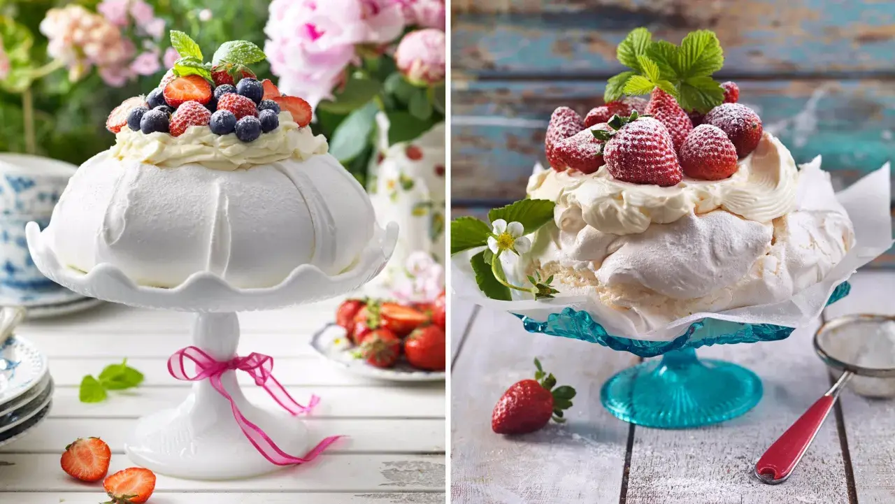 Två vackra pavlovakakor, toppade med grädde och färska bär. Ett perfekt pavlova recept för sommaren.