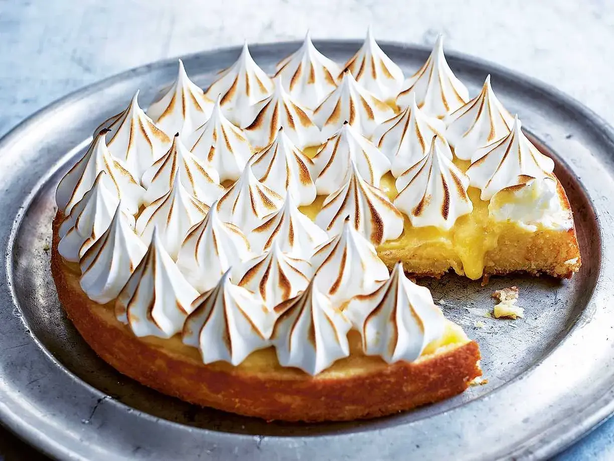 En härlig citronkladdkaka från Ica med fluffig maräng som fått gyllene toppar. Perfekt för fikat!
