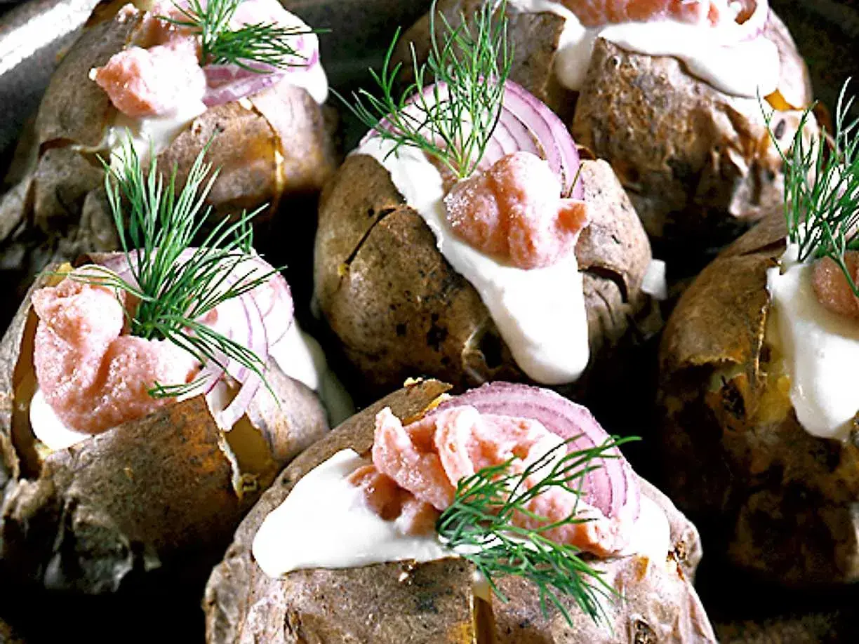 Bakad potatis med krämig fyllning, rödlök och dill. En härlig och enkel rätt.