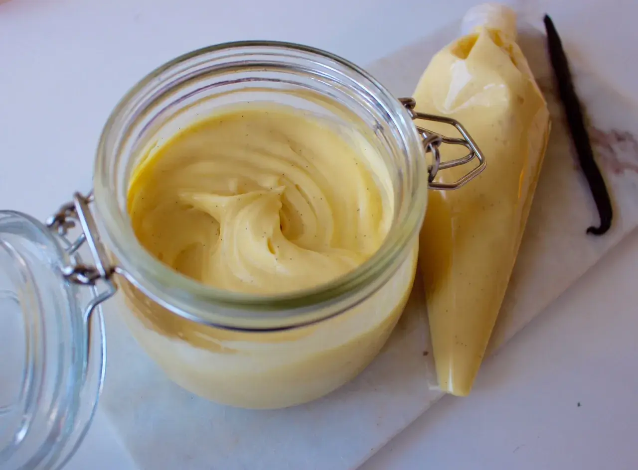 Krämig vaniljkräm, perfekt för bakning. Denna creme patissiere är redo att användas.