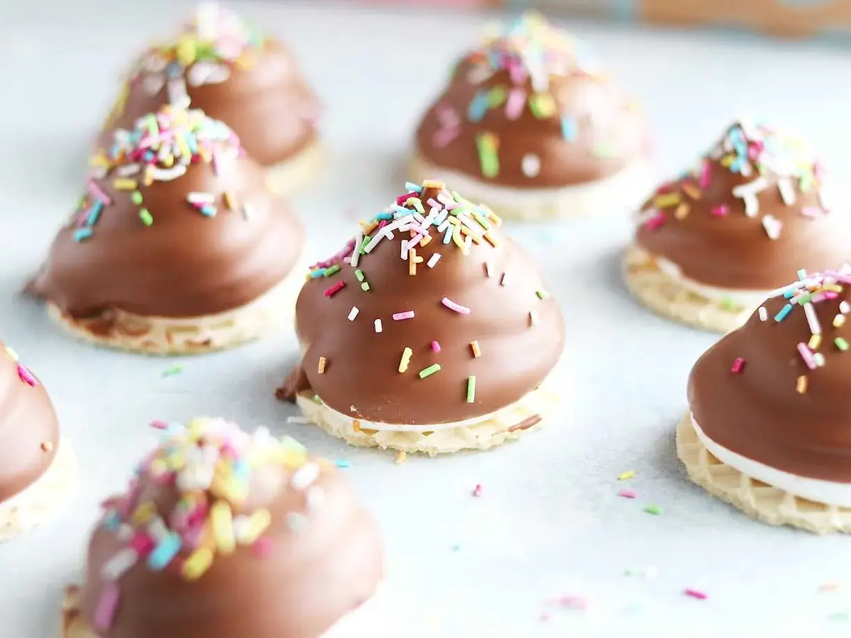 Chokladöverdragna maränger med strössel på en våffla. Ett mums mums recept som ser fantastiskt gott ut!