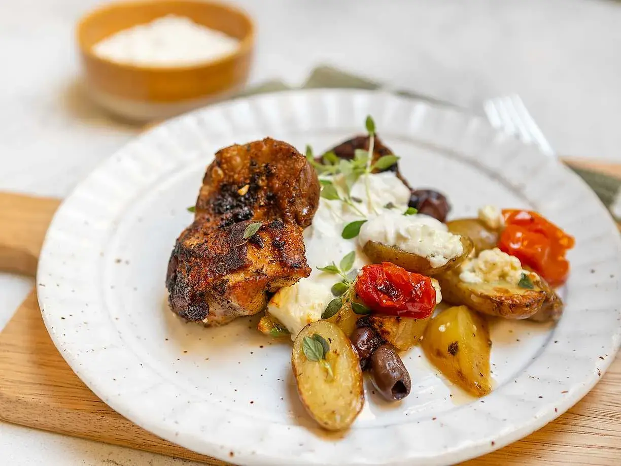 Grillad kyckling med rostade potatisar, tomater, oliver och en krämig, kall sås till kyckling.