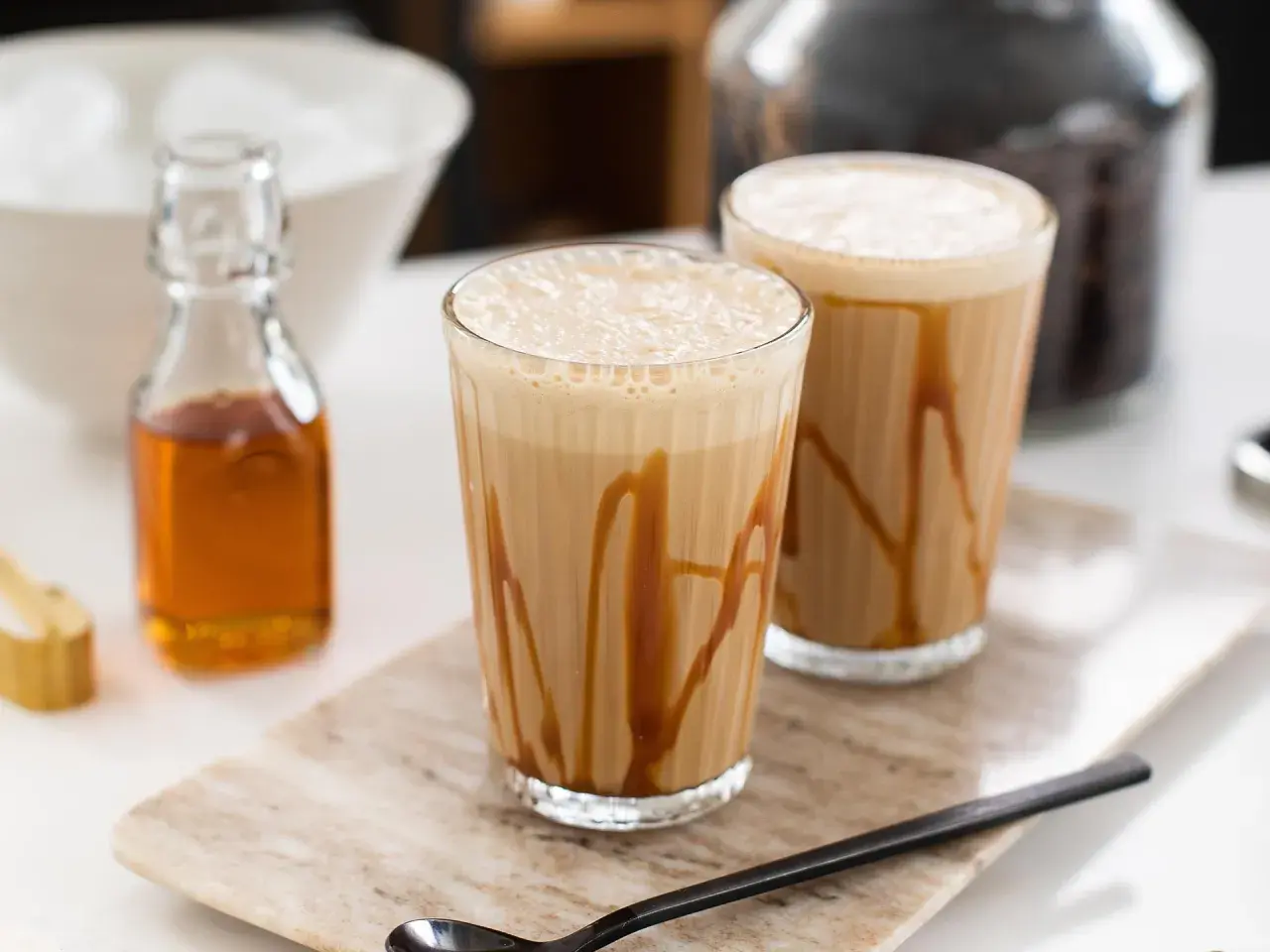 Två glas med karamellfrappe, redo att avnjutas. Ett enkelt frappe recept för en svalkande dryck.