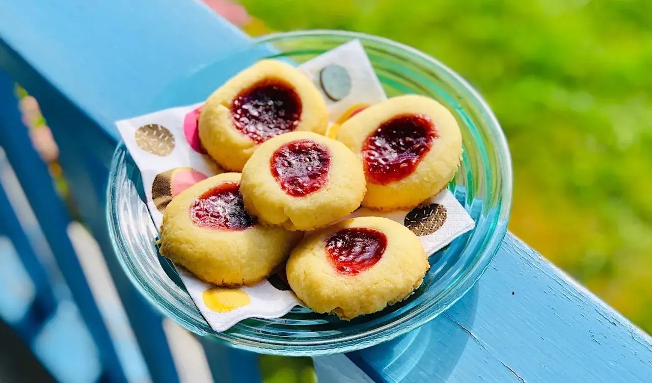 Fem syltkakor på en blå yta. Perfekt för fika, undrar vad man kan baka mer?