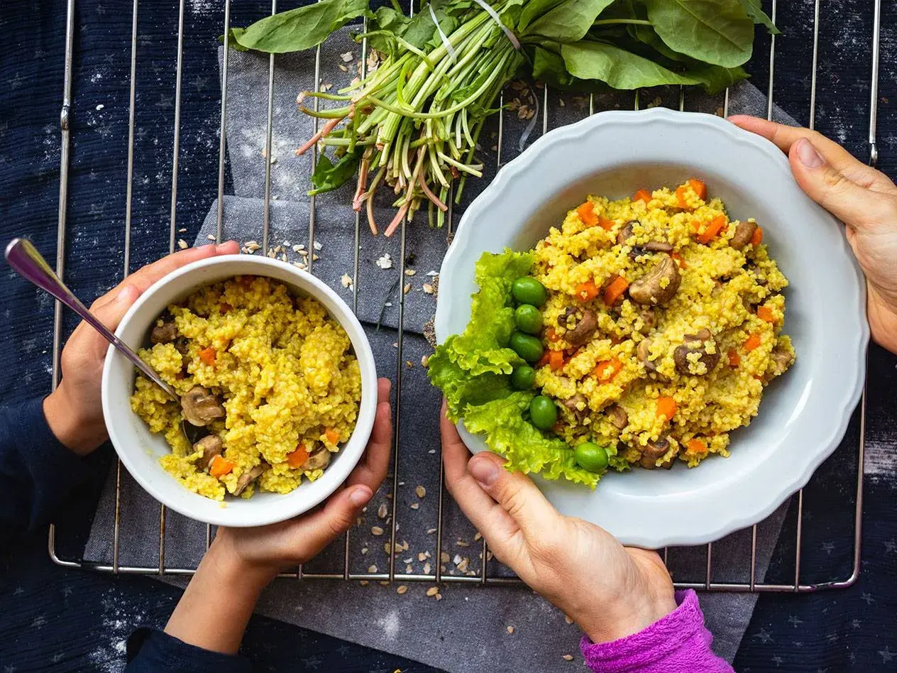 Två skålar med bulgur, morötter och svamp. Ett enkelt bulgur recept för en hälsosam måltid.
