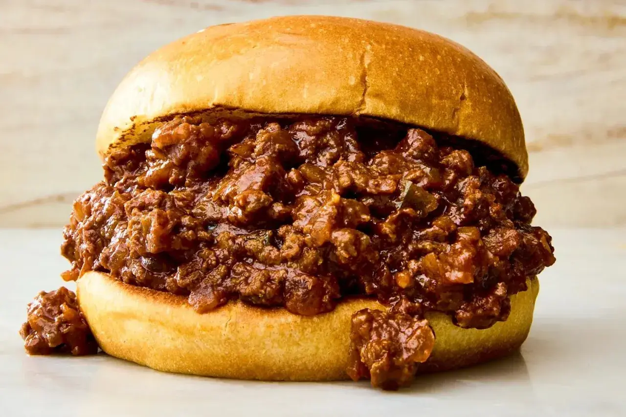 En saftig sloppy joe med köttfärs och en gyllene bulle.