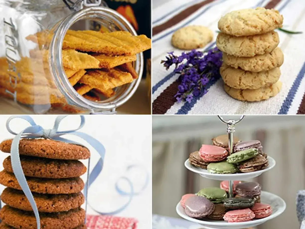 En burk med småkakor, en stapel kex med lavendel, en stapel chokladkakor med blått band och en tårtställning med macarons. Perfekt för småkakor recept!